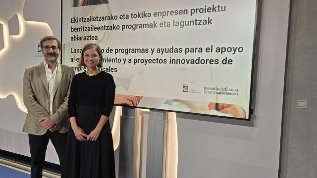 La concejala Ane Oyarbide y el director gerente de Fomento de San Sebastián, Iñigo Olaizola.