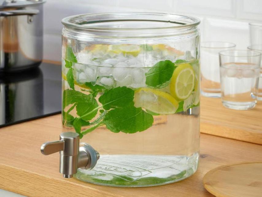 Dispensador con grifo lleno de agua con limón.