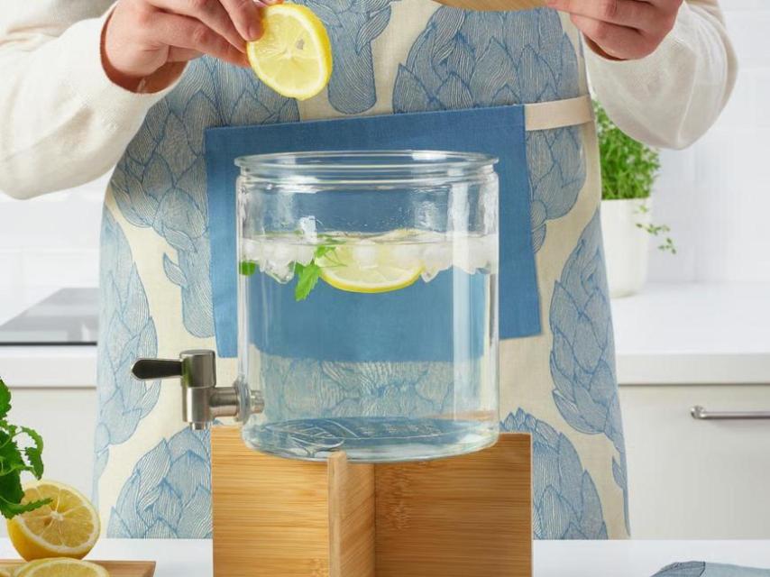 Mujer poniendo limón en el dispensador.