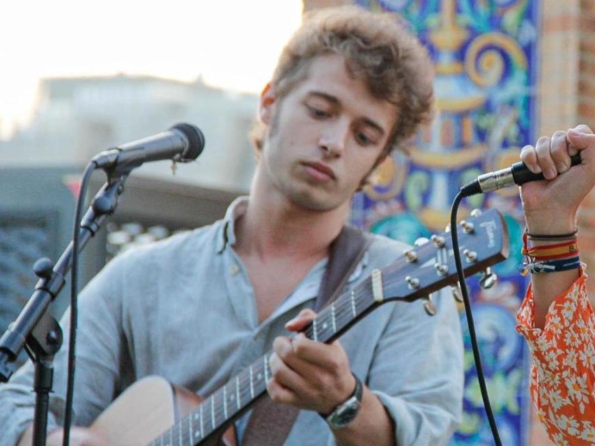 Fernando Frías toca la guitarra y compone bajo su nombre artístico, Ferfri.