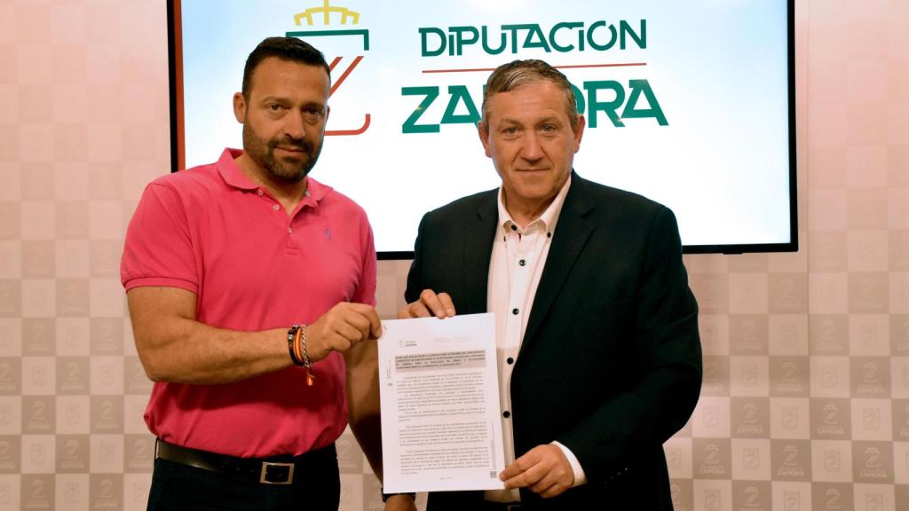 El presidente de la Diputación, Javier Faúndez; y el diputado del área de obras, Manuel Martín