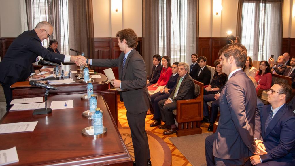 Fernando Frías, asumiendo su cargo de notario.