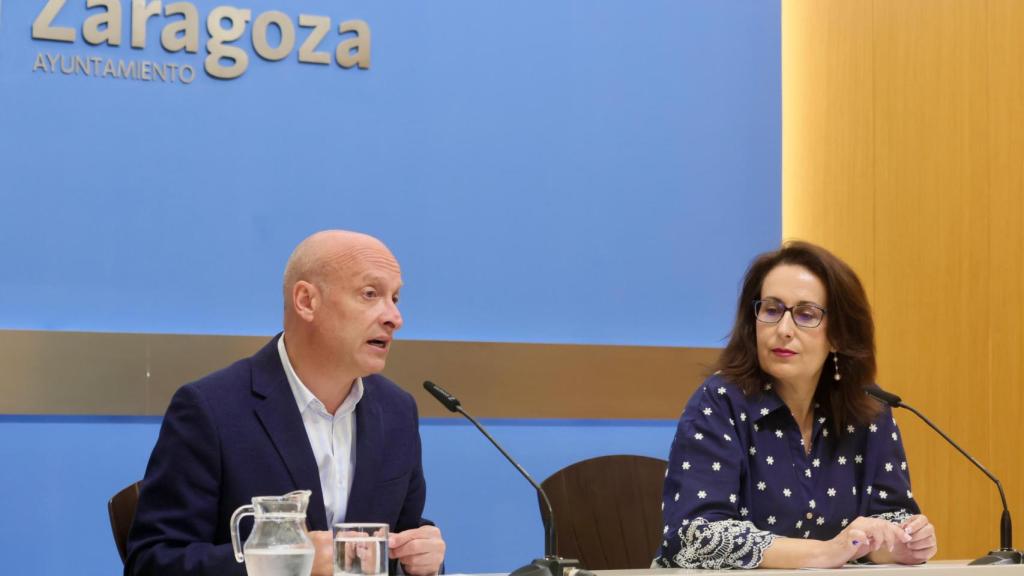 El consejero de Economía, Transformación Digital y Transparencia, Carlos Gimeno y la concejal de Vox Eva Torres en rueda de prensa.