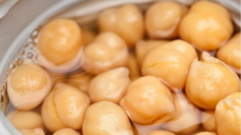 Imagen de unos garbanzos de bote y el nutricionista Roger Vilageliu.