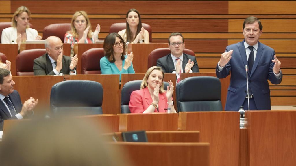 El presidente de la Junta de Castilla y León, Alfonso Fernández Mañueco, durante una intervención en el pleno de las Cortes de este martes