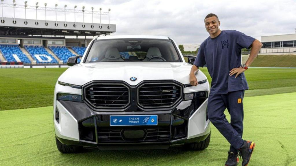 Imagen de Mbappé con su nuevo modelo BMW.
