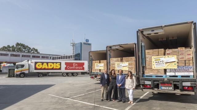 Imagen de la entrega de productos por el 'Mayo Solidario' de Gadis