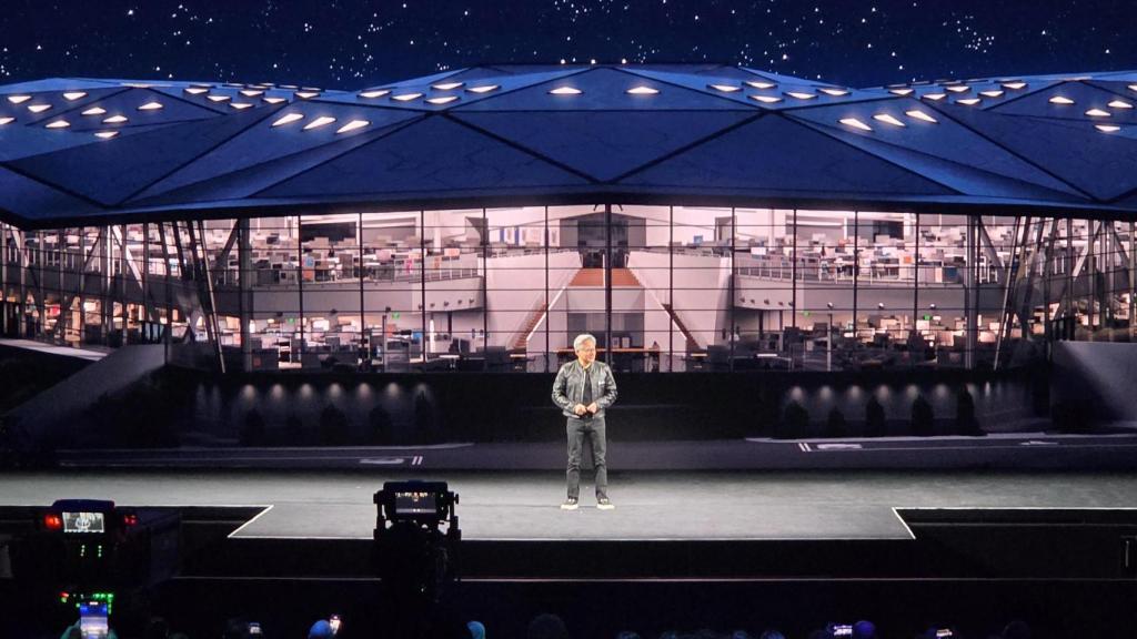Jen-Hsun Huang, CEO de NVIDIA, durante su conferencia magistral en el arranque de VivaTech 2025 en París.