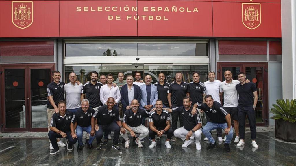 La Junta Directiva de las Leyendas de España, junto a Luis de la Fuente