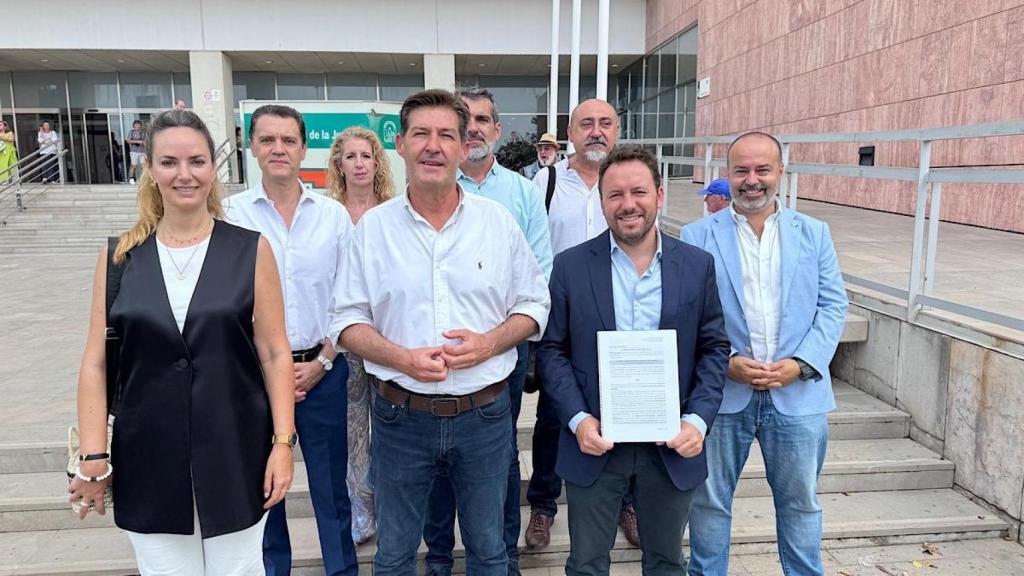 Representantes de VOX delante de las puertas de la Ciudad de la Justicia.