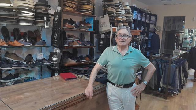 Carlos Gonzaga, propietario de una sastrería en Zaragoza.