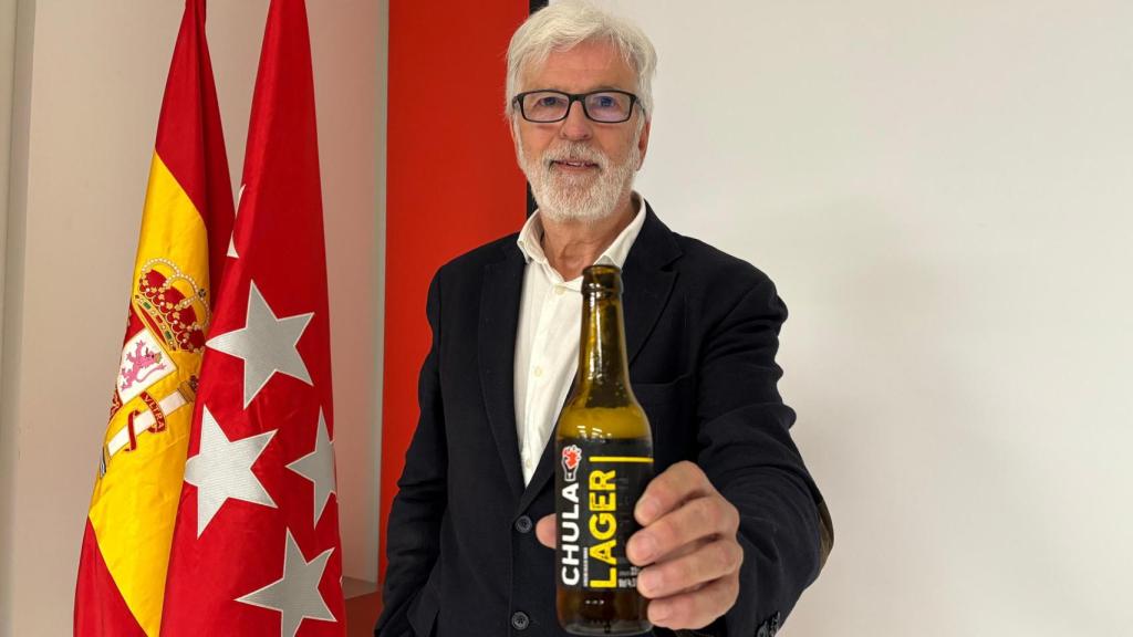 José Manuel del Olmo muestra una de sus cervezas Chula.