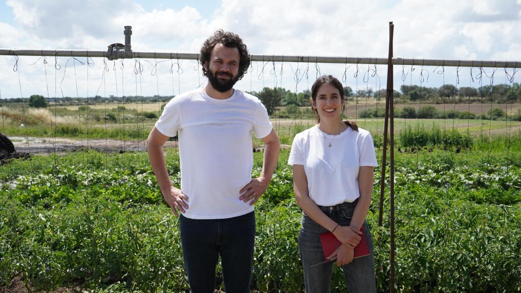 Fernando y Almudena en su huerto de Tiétar.