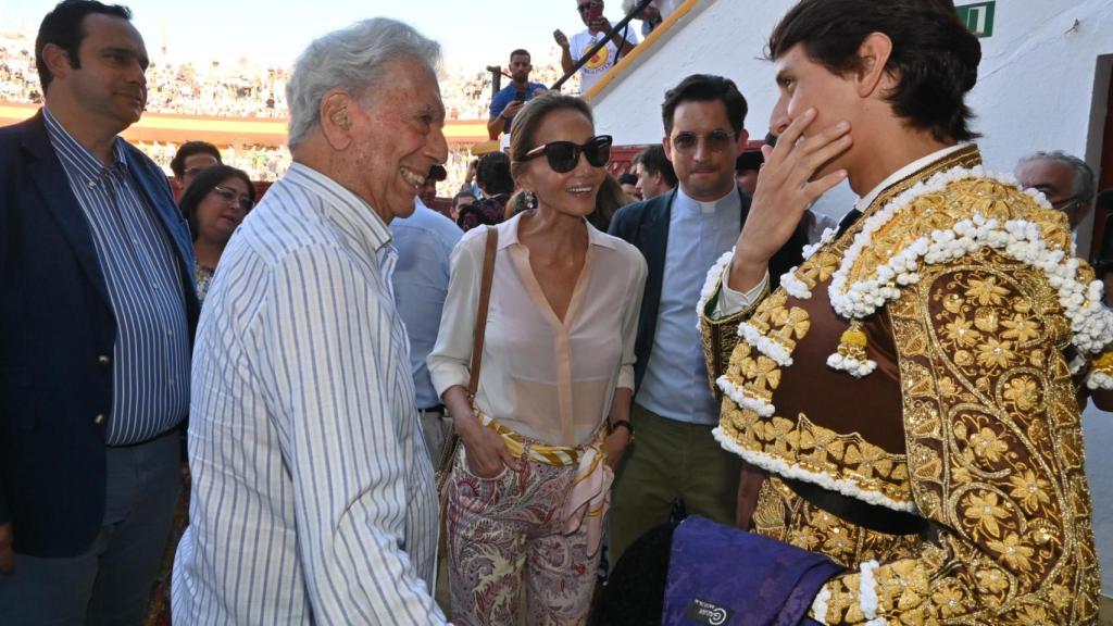 Mario Vargas Llosa e Isabel Preysler junto a Roca Rey en un festejo taurino en Estepona, en julio de 2022.