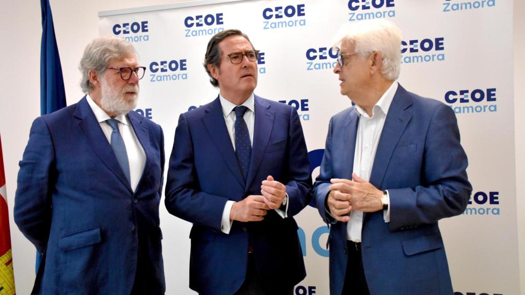 El presidente de CEOE, Antonio Garamendi; el presidente de CEOECyL, Santiago Aparicio; y el presidente de CEOE-Cepyme Zamora, José María Esbec