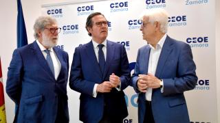 El presidente de CEOE, Antonio Garamendi; el presidente de CEOECyL, Santiago Aparicio; y el presidente de CEOE-Cepyme Zamora, José María Esbec