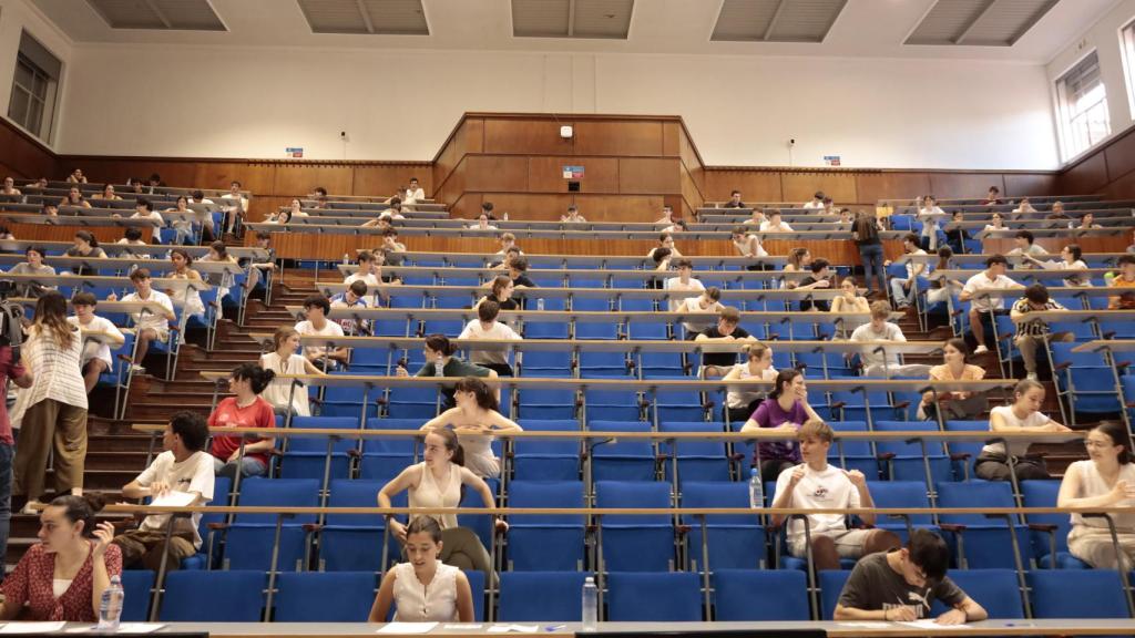 Alumnos realizando un examen de la PAU 2025 en la Universidad de Zaragoza