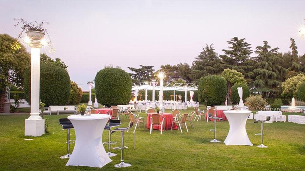 El restaurante Mirador de Cuatro Vientos se encuentra en el aeródromo de Cuatro Vientos, en Madrid.