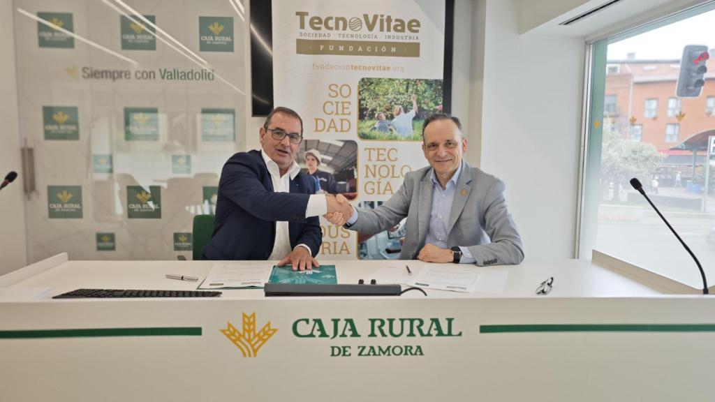 Narciso Prieto, director de Imagen, Comunicación y Relaciones Institucionales de Caja Rural de Zamora y el director general de TecnoVitae, Javier Escribano
