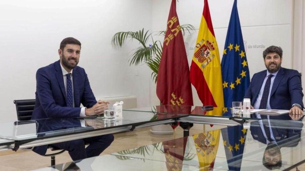 José Ángel Antelo (Vox) y Fernando López Miras (PP) en la negociación de los presupuestos de 2025 para la Región de Murcia.