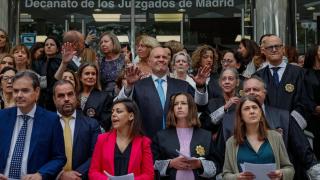 Jueces y fiscales realizan un paro de 10 minutos este miércoles ante los Juzgados de Plaza de Castilla contra la reforma de la ley del Poder Judicial.