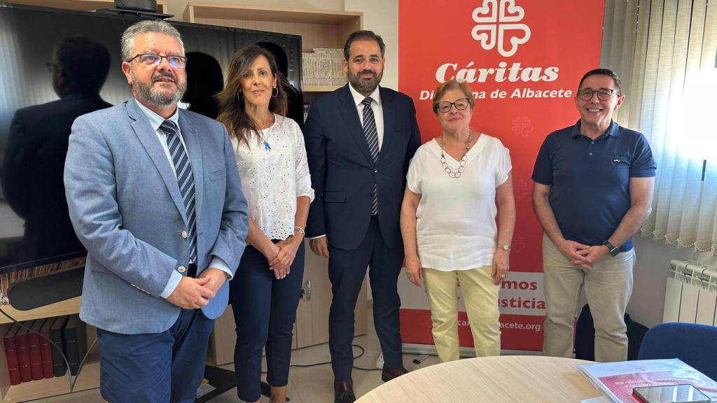 Paco Núñez junto a los responsables de Cáritas Albacete.