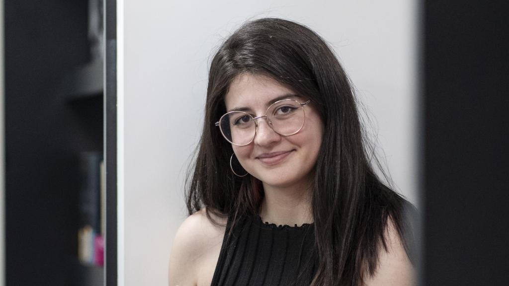 La escritora de 24 años Joana Marcús, éxito superventas de literatura juvenil, durante la entrevista con EL ESPAÑOL.