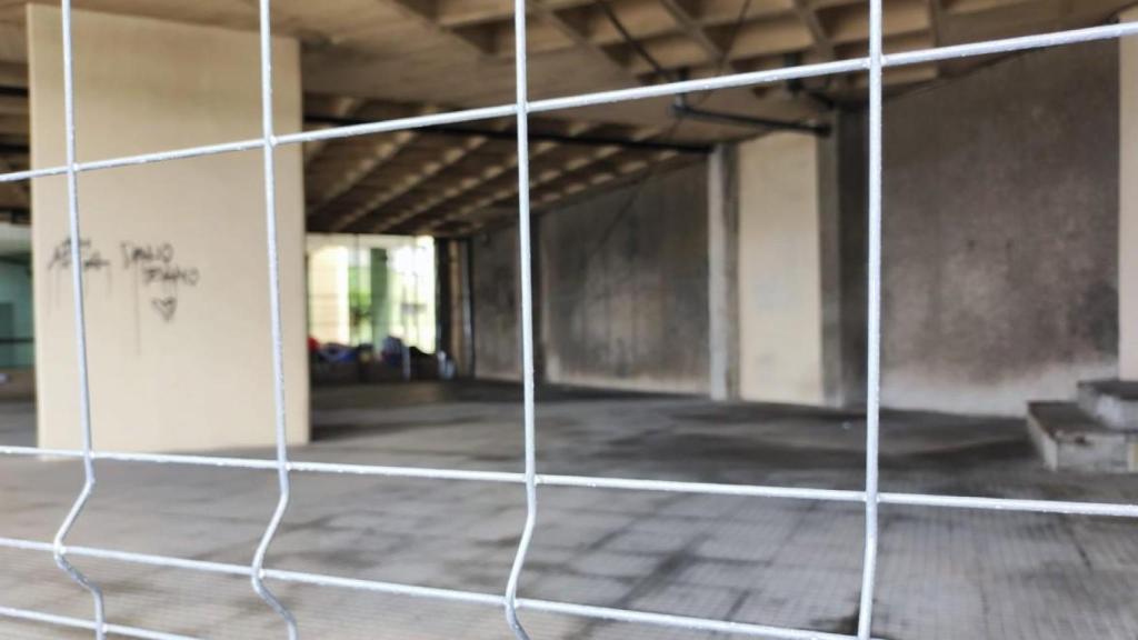 A la derecha, junto a los escalones, espacio que ocupaban la persona y su perro.