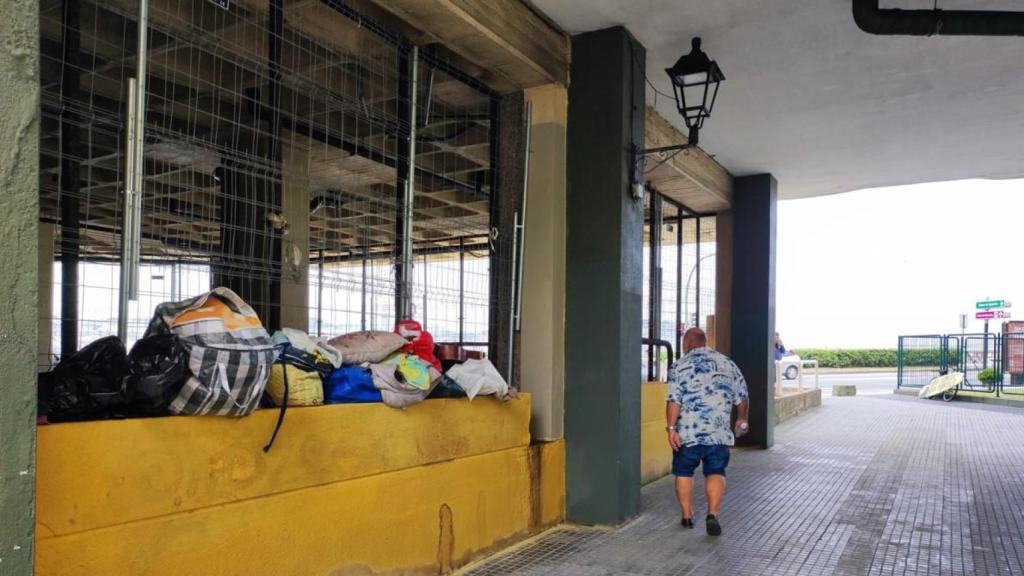 Pertenencias de la persona desalojada del soportal del Paseo Marítimo de A Coruña.