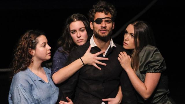 Parte del elenco de El amor es una llama que arde invisible de Luis de Camões que fue víctima de una agresión neonazi  este martes.