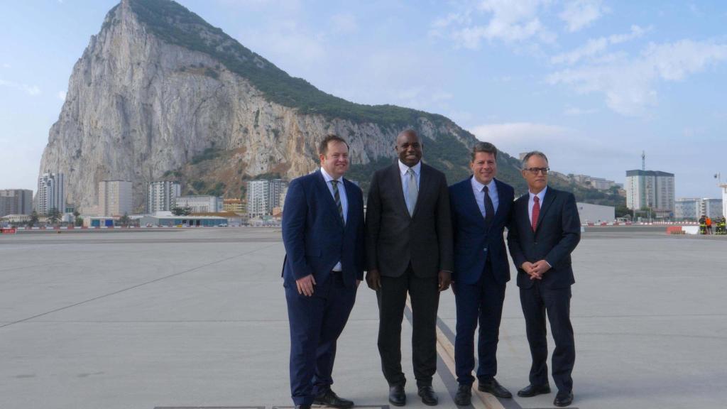 El ministro de Exteriores británico, David Lammy, y el ministro principal de Gibraltar, Fabián Picardo (en el centro) este miércoles antes de viajar a Bruselas
