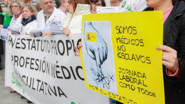 Un grupo de médicos se concentra ante el Hospital Macarena de Sevilla contra la propuesta de Estatuto Marco del Ministerio de Sanidad.