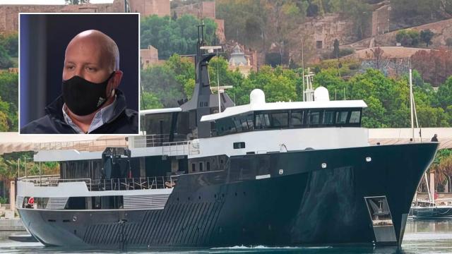 Imagen del yate 'Omnia', junto al rostro de Álvaro Romillo.