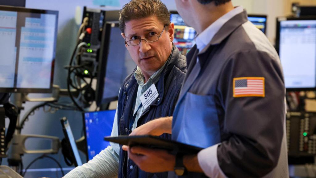 Dos operadores trabajan en el parqué de la Bolsa de Nueva York.