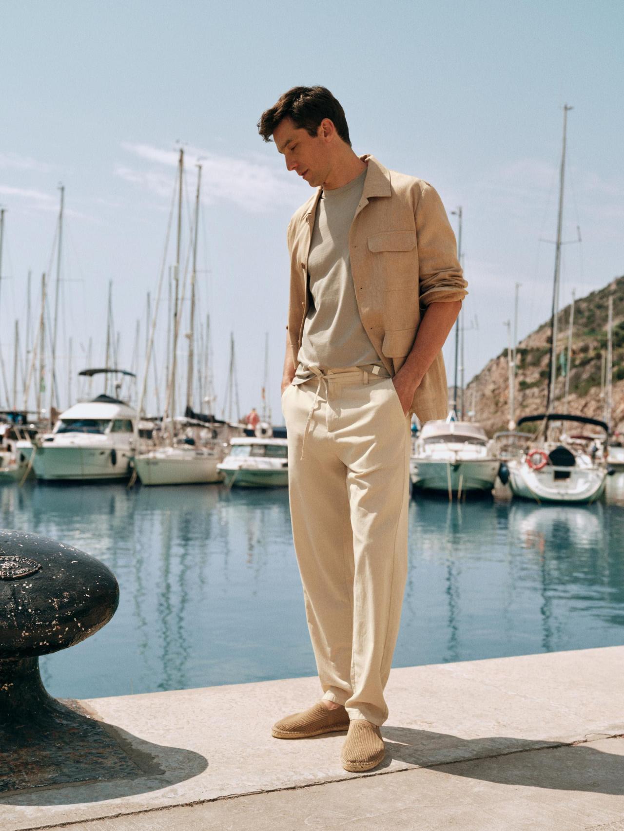 La línea masculina incluye buenos básicos, como camisas.