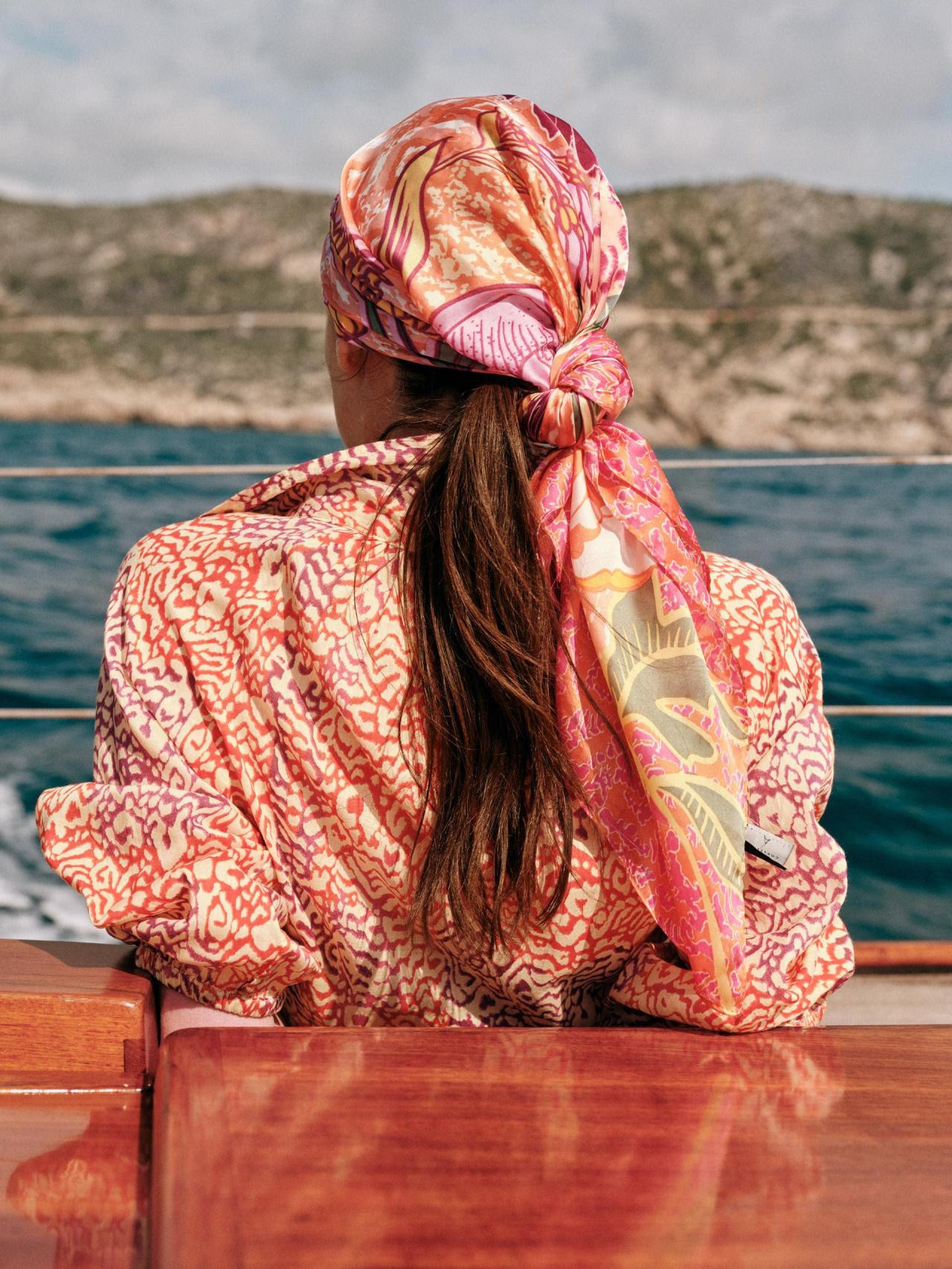 Destacan complementos como fulares estampados.