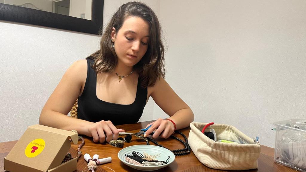 Mariola diseña complementos para la indumentaria tradicional alicantina