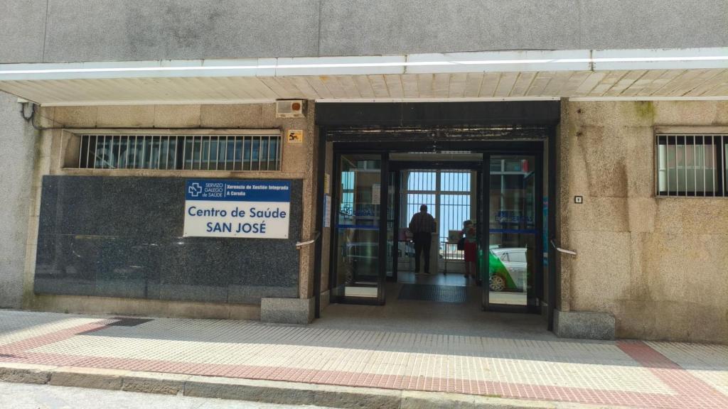 Acceso al centro de salud de San José en A Coruña.