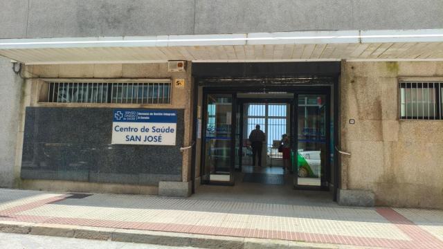 Acceso al centro de salud de San José en A Coruña.