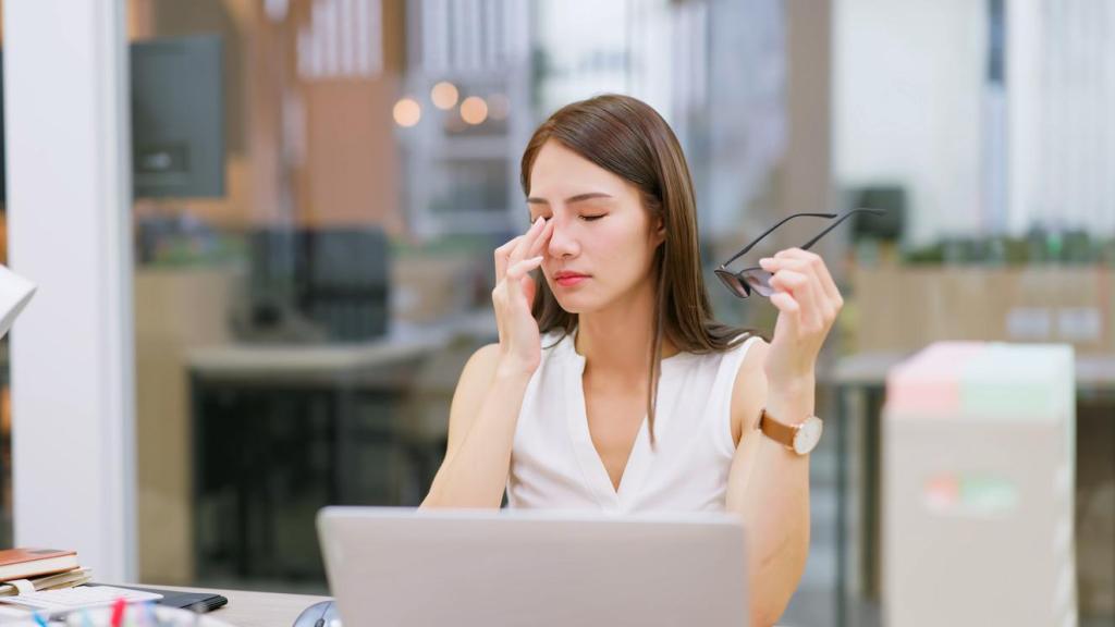 Imagen de archivo de una mujer con malestar en los ojos.
