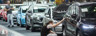 Operarios en la fábrica de Volkswagen en Eslovaquia
