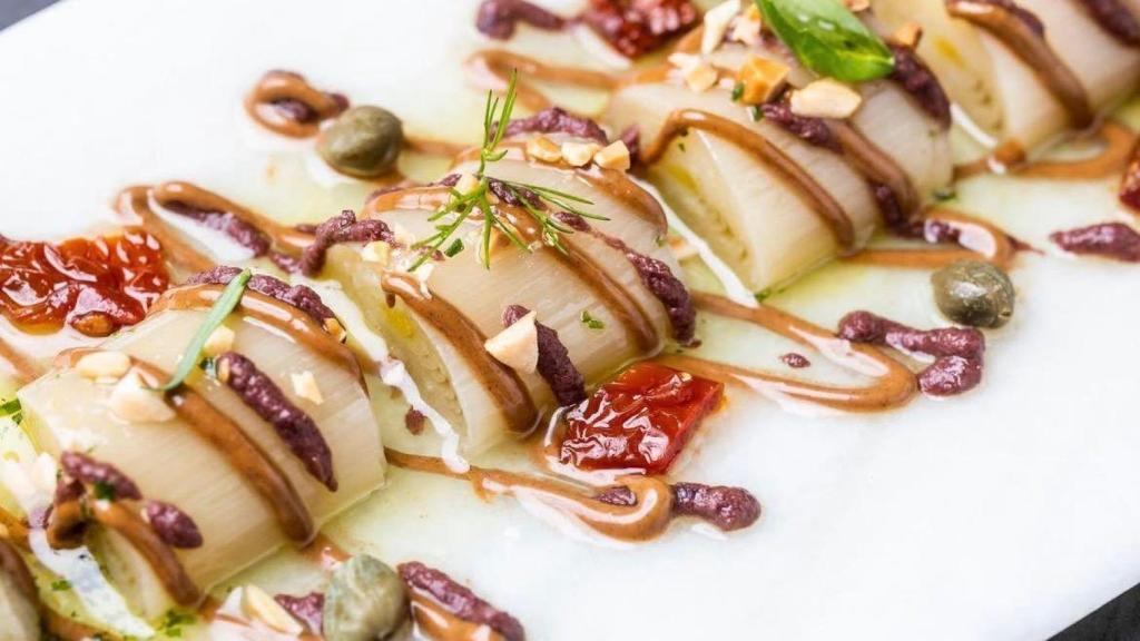 El plato de puerro escalivado de Rafa Zafra para el Salón Náutico.