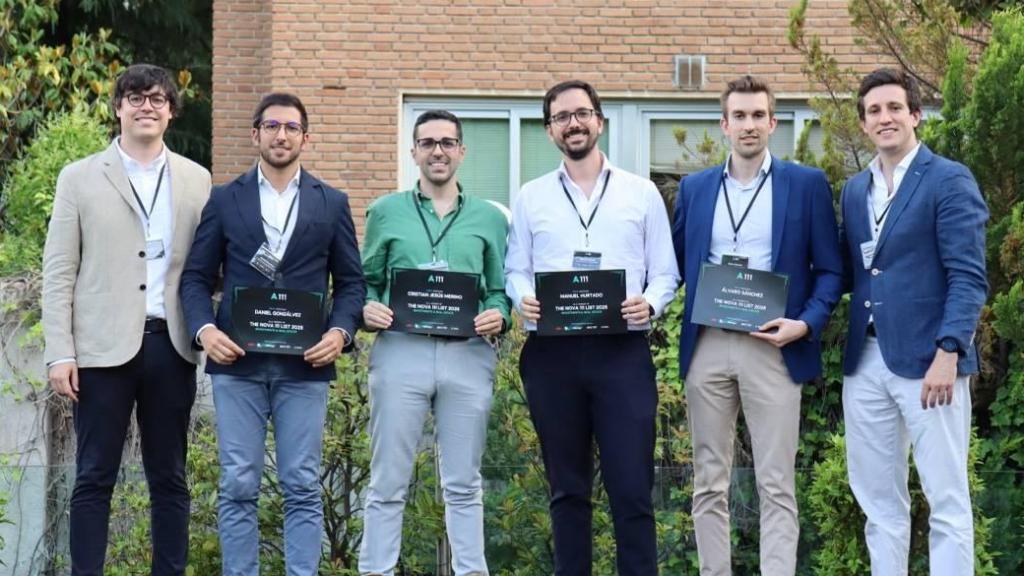 Álvaro Sánchez, 2º por la derecha, en el acto de entrega del reconocimiento Nova 111