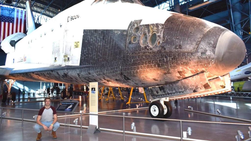 Álvaro posa junto a la Space Shuttle “Discovery” en (Chantilly, Virginia. EEUU)