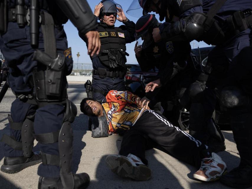 La policía detiene a un manifestante violento en Los Ángeles.
