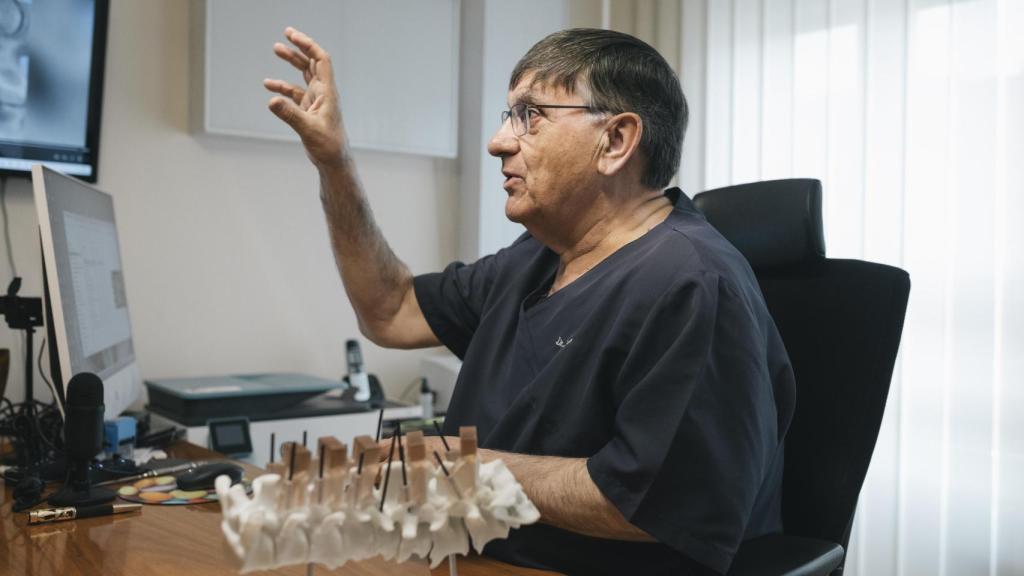 El doctor Antonio Luis Mostaza durante la entrevista con EL ESPAÑOL en su clínica privada de León.