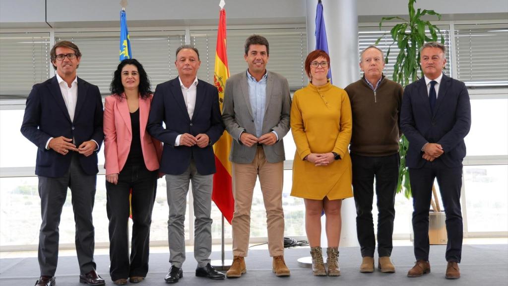 Representantes de la Plataforma per un Finançament Just junto a Carlos Mazón. Imagen de archivo