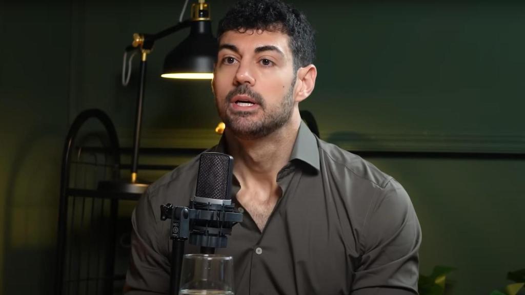 El cardiólogo José Abellán durante un podcast.