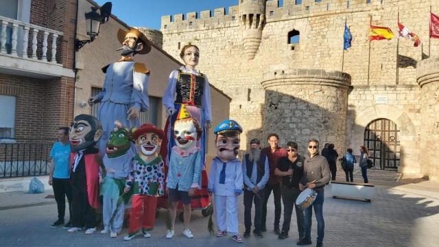 Gigantes y cabezudos junto al castillo de Portillo