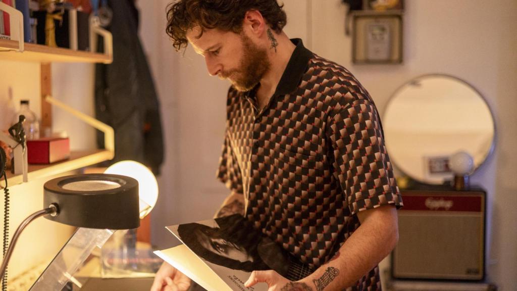 Un fotograma de la película donde Álvaro Cervantes interpreta a Omar. Foto: Filmax